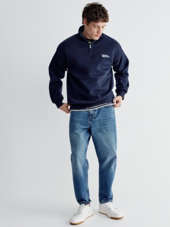 джинсы расслабленного кроя со средней посадкой фотография