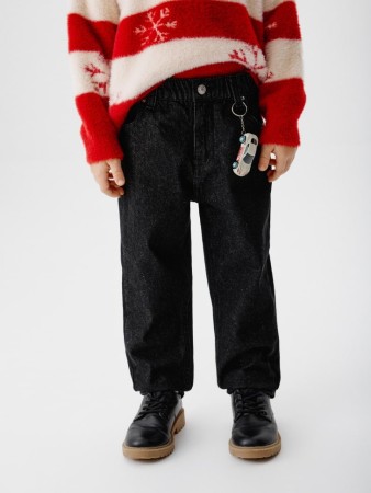 джинсы relaxed fit с брелком машинкой для мальчиков - детская одежда, обувь и аксессуары для всех возрастов на кнопках 