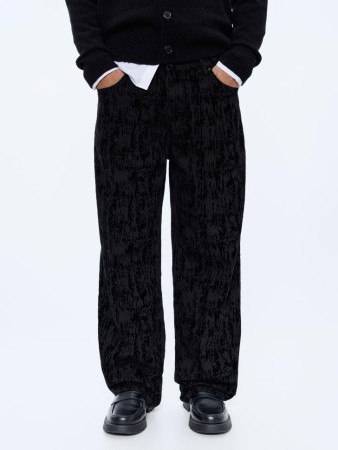 джинсы straight fit c бархатной текстурой фотография