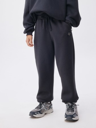 джоггеры для мальчиков из коллекции sela х vasilinciaga фотография