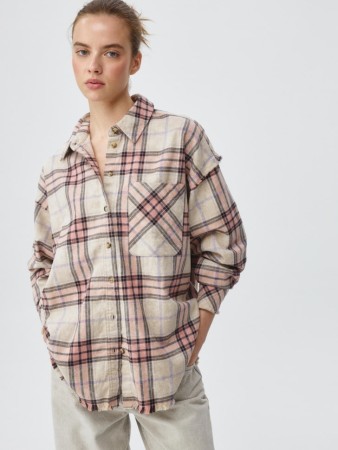 фланелевая рубашка оверсайз в клетку фотография