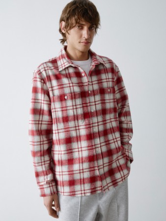 фланелевая рубашка в клетку фотография