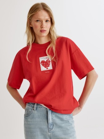 футболка оверсайз с декоративным патчем фотография