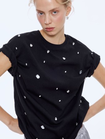 футболка оверсайз с декором из камней фотография