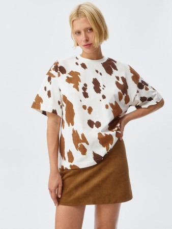 футболка оверсайз с коровьим принтом фотография
