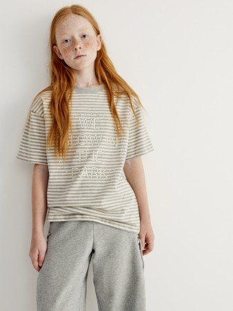 футболка оверсайз с принтом для девочек - детская одежда с вырезом 