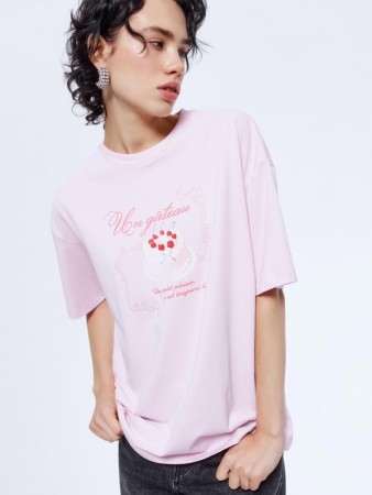 футболка оверсайз с принтом и патчем фотография