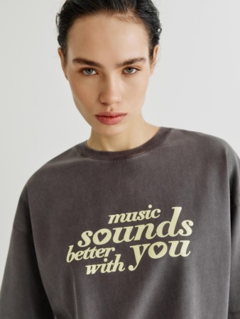 футболка оверсайз с принтом и патчем - женская одежда, обувь и аксессуары sela 