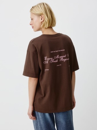 футболка оверсайз с текстовым принтом и вышивкой фотография