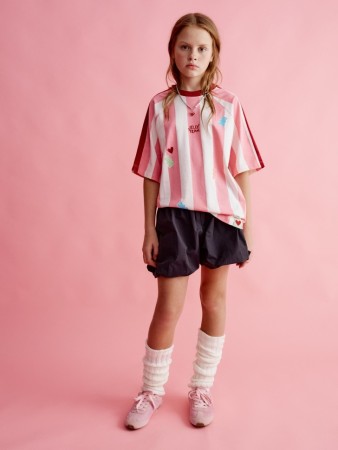 футболка оверсайз в спортивном стиле для девочек фотография