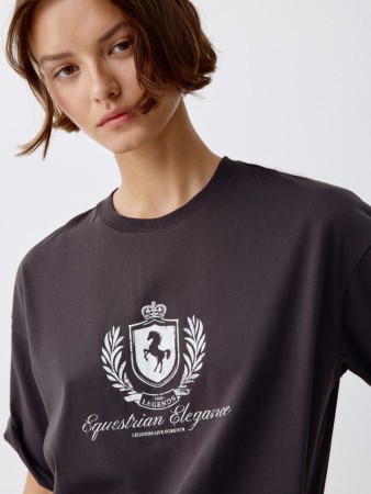 футболка оверсайз в стиле преппи фотография