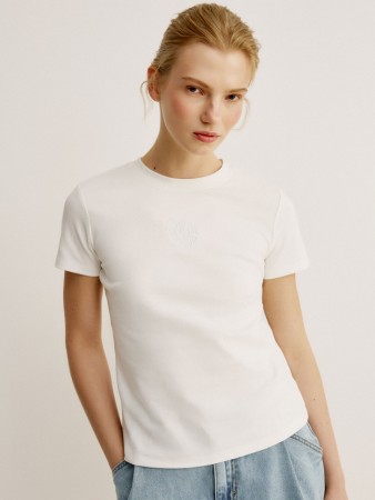 футболка приталенная с вышивкой на груди - женские футболки