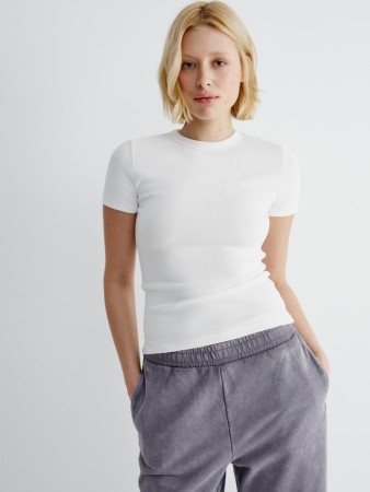 футболка приталенная в рубчик фотография