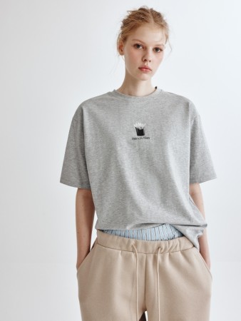 футболка с принтом из линейки  young фотография