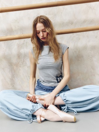 футболка с принтом из линейки  young фотография