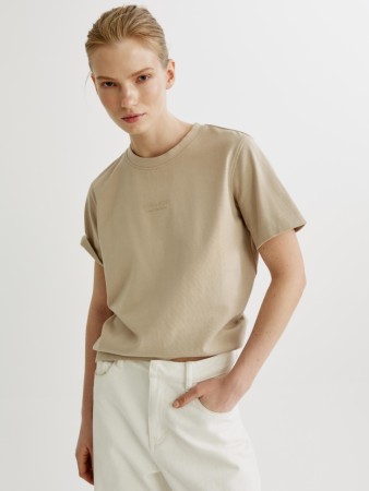 футболка с текстовым принтом фотография