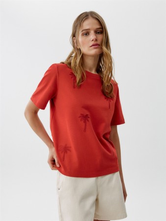 футболка с вышивкой прямого кроя фотография