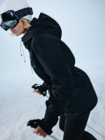 горнолыжная куртка из технологичной мембраны - женская верхняя одежда sela 