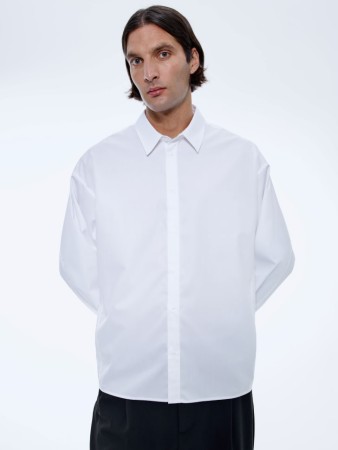 хлопковая рубашка свободного кроя фотография