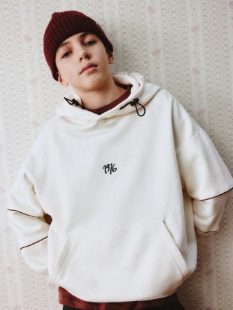 худи оверсайз с вышивкой и принтом детское фотография