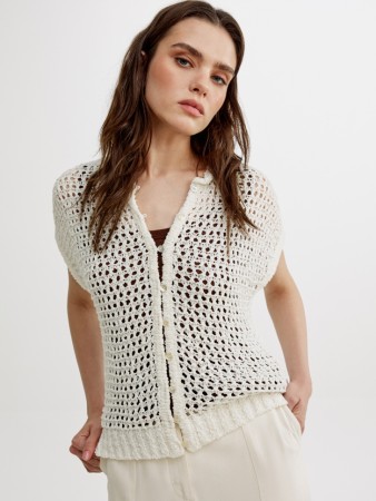 кардиган с коротким рукавом фактурной вязки фотография