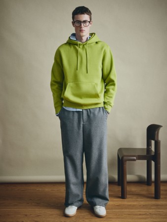 классические брюки с поясом на резинке фотография