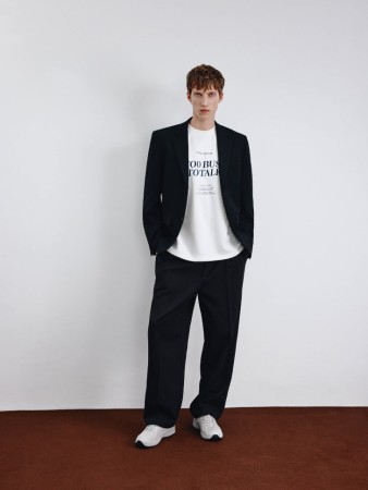 классические брюки свободного кроя фотография