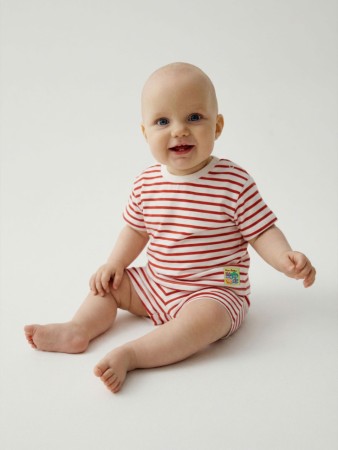 комплект из футболки и шорт в полоску для малышей фотография