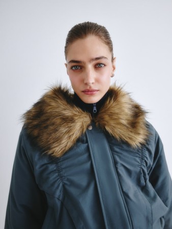 короткая куртка с меховым воротником из линейки  young фотография