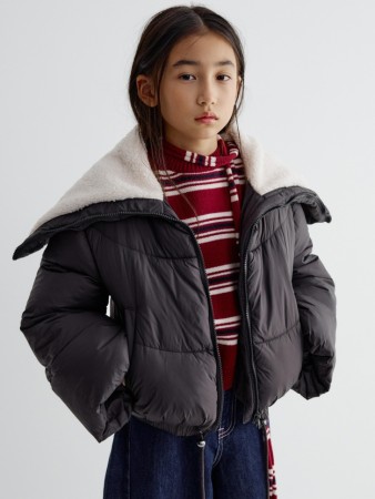 короткая куртка с объемным воротником для девочек фотография