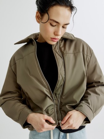 короткая куртка с воротником фотография