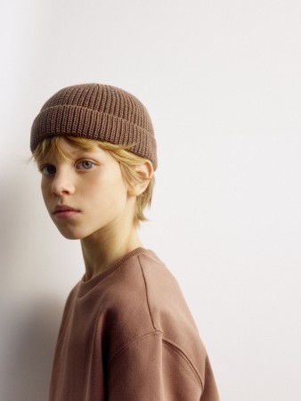 короткая шапка бини для мальчиков фотография