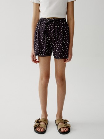 короткие шорты из сатиновой вискозы для девочек фотография