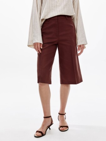 костюмные шорты-бермуды из хлопка и льна фотография