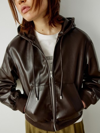 куртка бомбер из искусственной кожи с капюшоном фотография