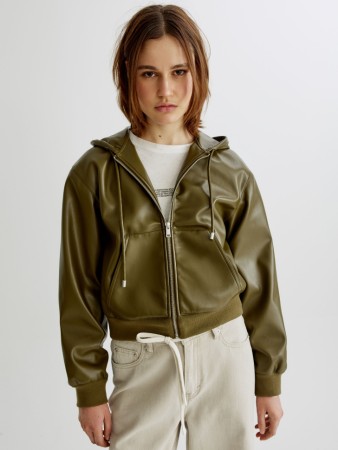 куртка бомбер из искусственной кожи с капюшоном фотография