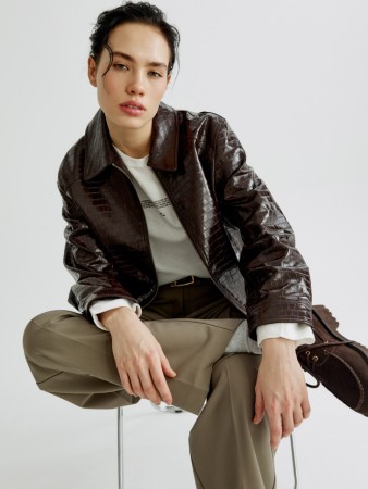 куртка из экокожи с имитацией кожи крокодила фотография