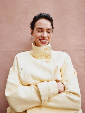 куртка оверсайз из экокожи с высоким воротником фотография