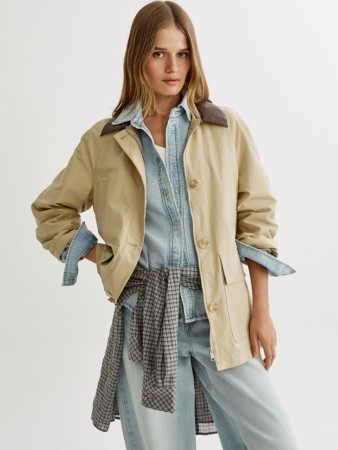 куртка с контрастным воротником из экокожи фотография