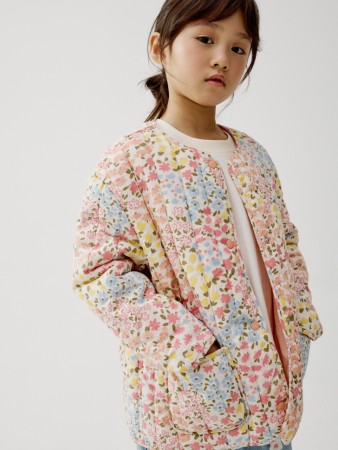 легкая стеганая куртка для девочек фотография