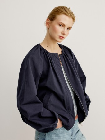 легкая укороченная куртка из хлопка фотография