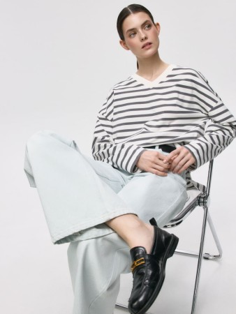 лонгслив anna oversize fit с треугольным вырезом - женская одежда, обувь и аксессуары с вырезом 