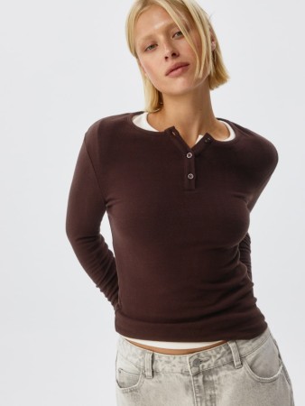 лонгслив на пуговицах - женская одежда с круглым вырезом 