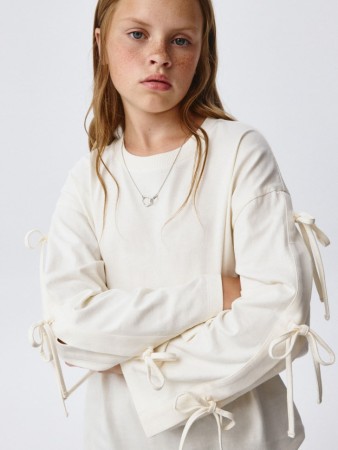 лонгслив оверсайз с бантиками для девочек фотография