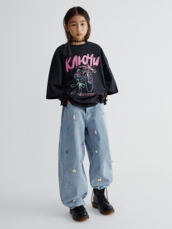 объемные джинсы багги с декором для девочек фотография