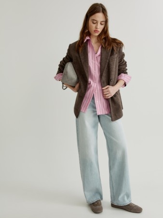 объемные джинсы с отвернутым поясом с высокой посадкой фотография