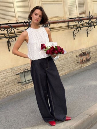 объемные джинсы с высокой посадкой со складками фотография