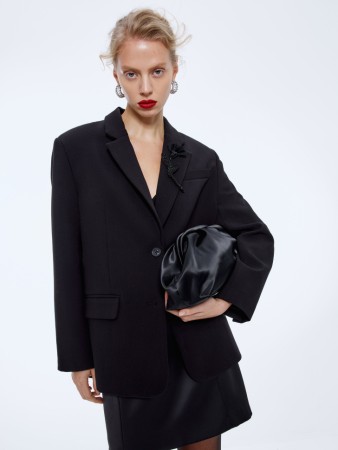 однобортный жакет оверсайз с брошью - женская одежда с бисером 