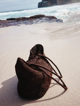 плетеная сумка ручной работы из рафии фотография