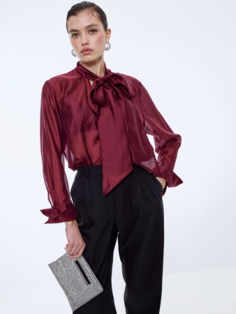 полупрозрачная блузка с бантом фотография